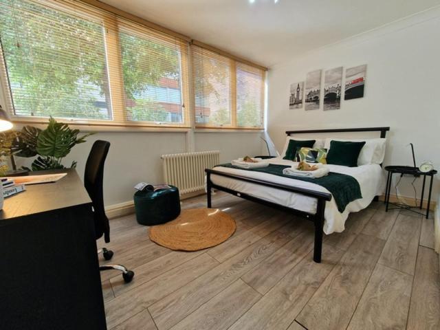 2 Bedrooms Flat In Great Location! London Exterior photo